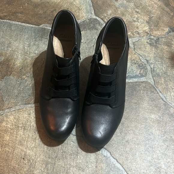 Clark’s Soft Cushion Black Heeled Booties Shoes Size 7.5 - Picture 1 of 8